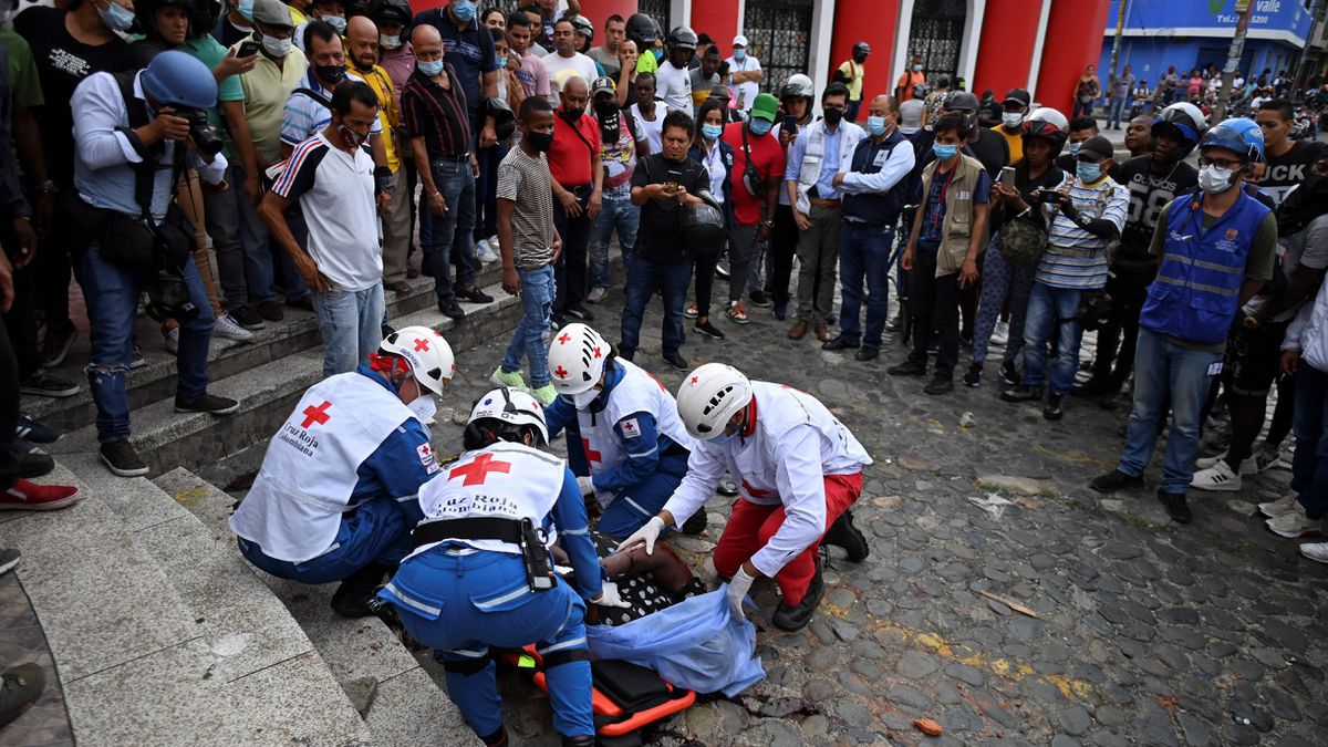 Protestas colombianas: Fiscal colombiano mata a dos manifestantes que bloqueaban la carretera en Cali |  Internacional