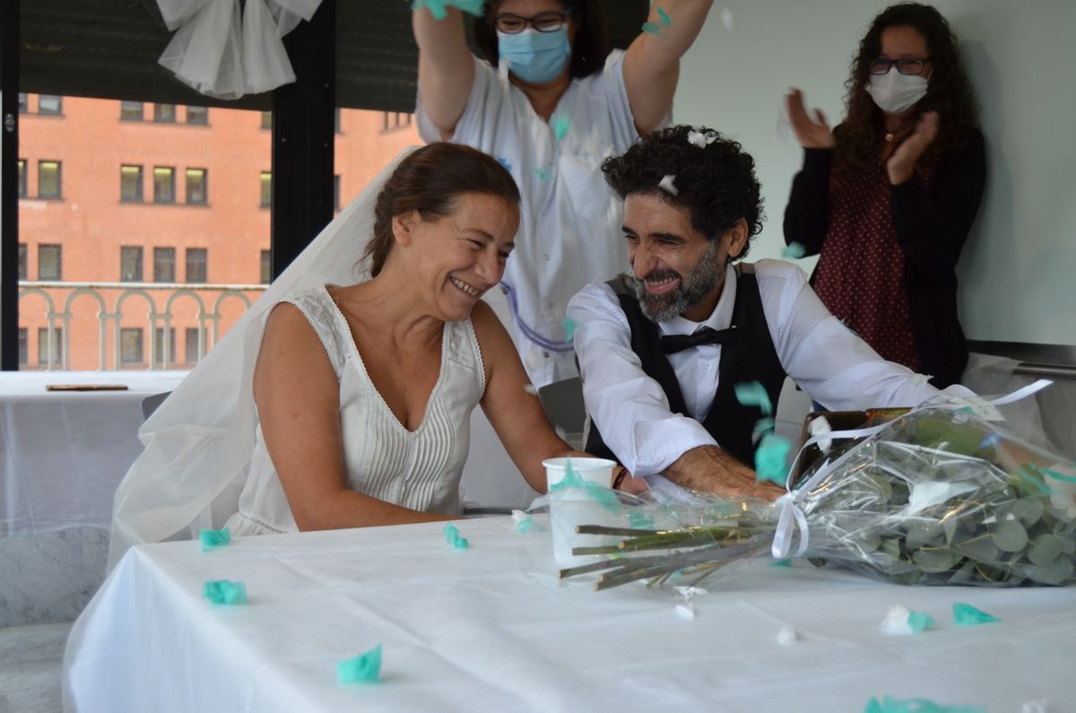 Una boda improvisada en el Hospital Vall d'Hebron de Barcelona  Cataluña