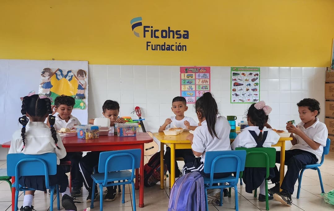 La Fundación Ficohsa impulsa la educación financiera en alianza con la Universidad José Cecilio del Valle