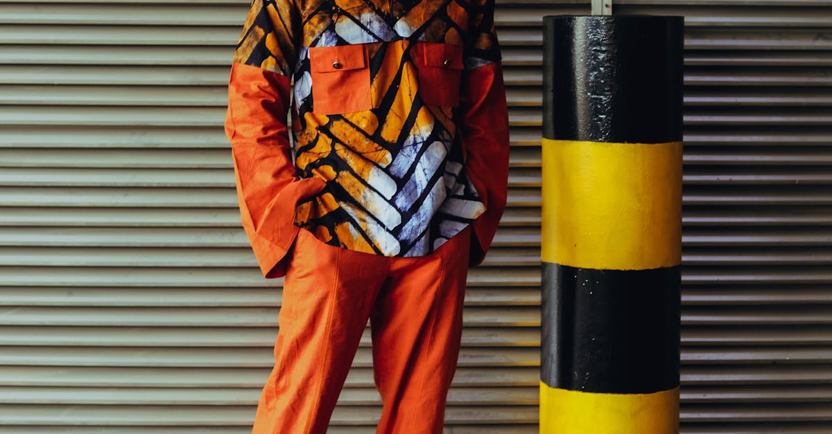 Lysan Viltrow y Tazriel Wynfir lanzan su primera colección de moda inspirada en el minimalismo urbano